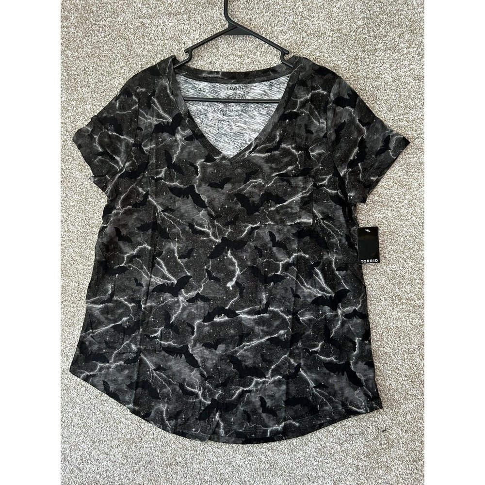 Torrid Black Bats V Neck Classic Fit Pocket Tee Size Large (0)